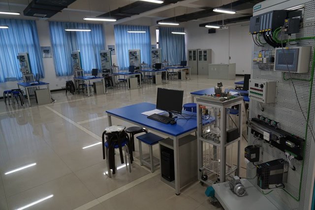先进自动化变频系统实训室.jpg
