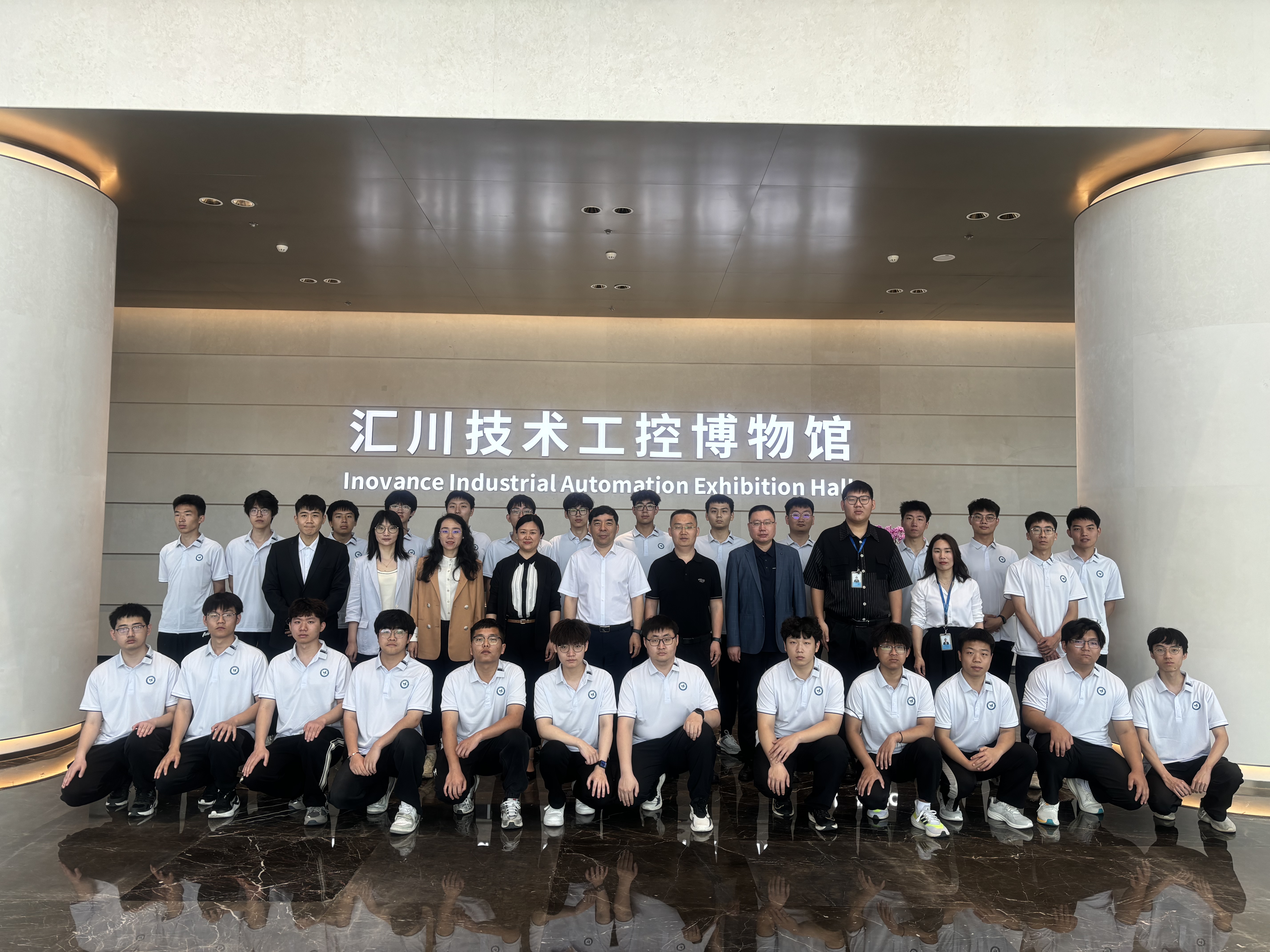 学生到汇川技术工控博物馆参观学习.jpg