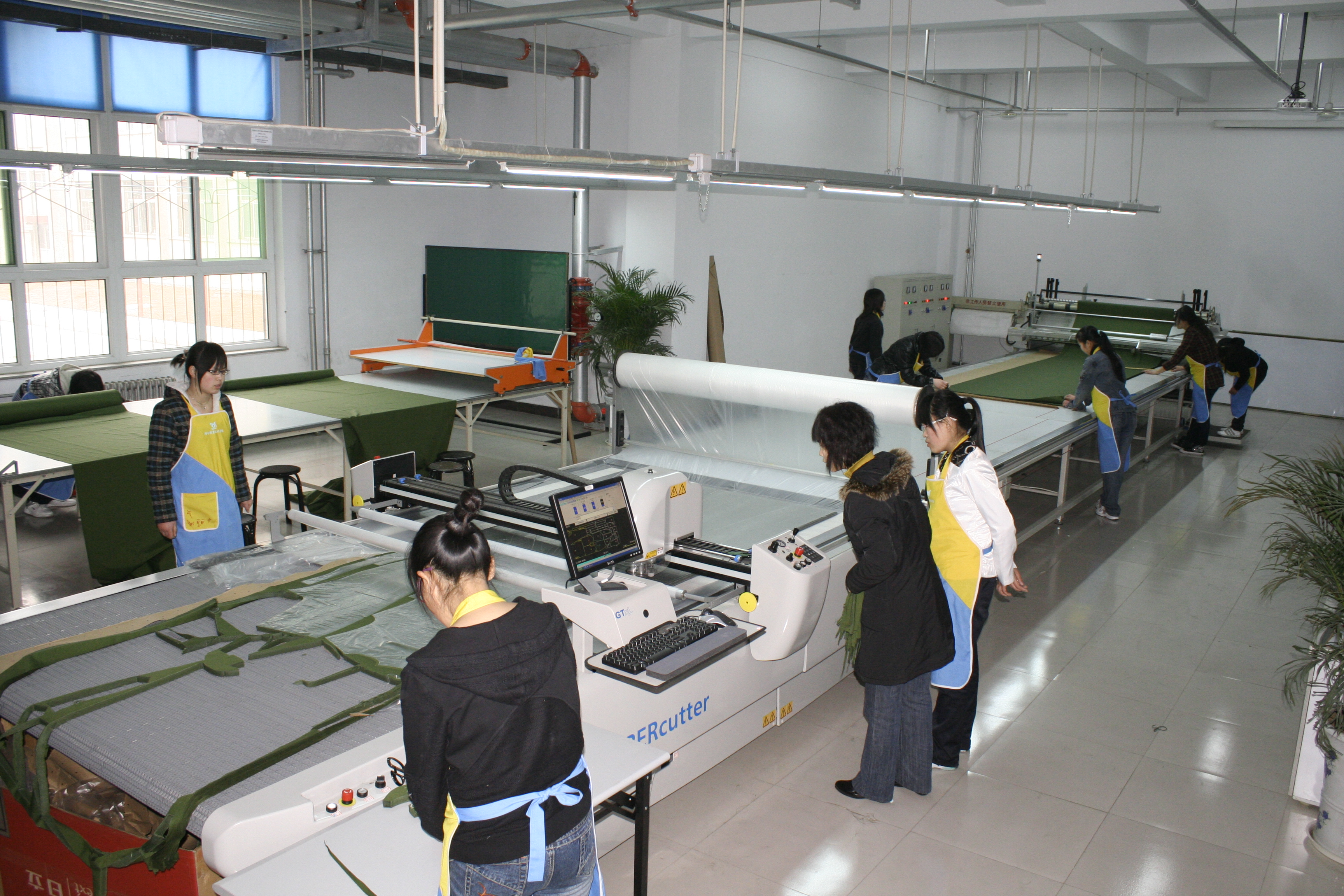 美国格柏自动裁剪实训室.JPG